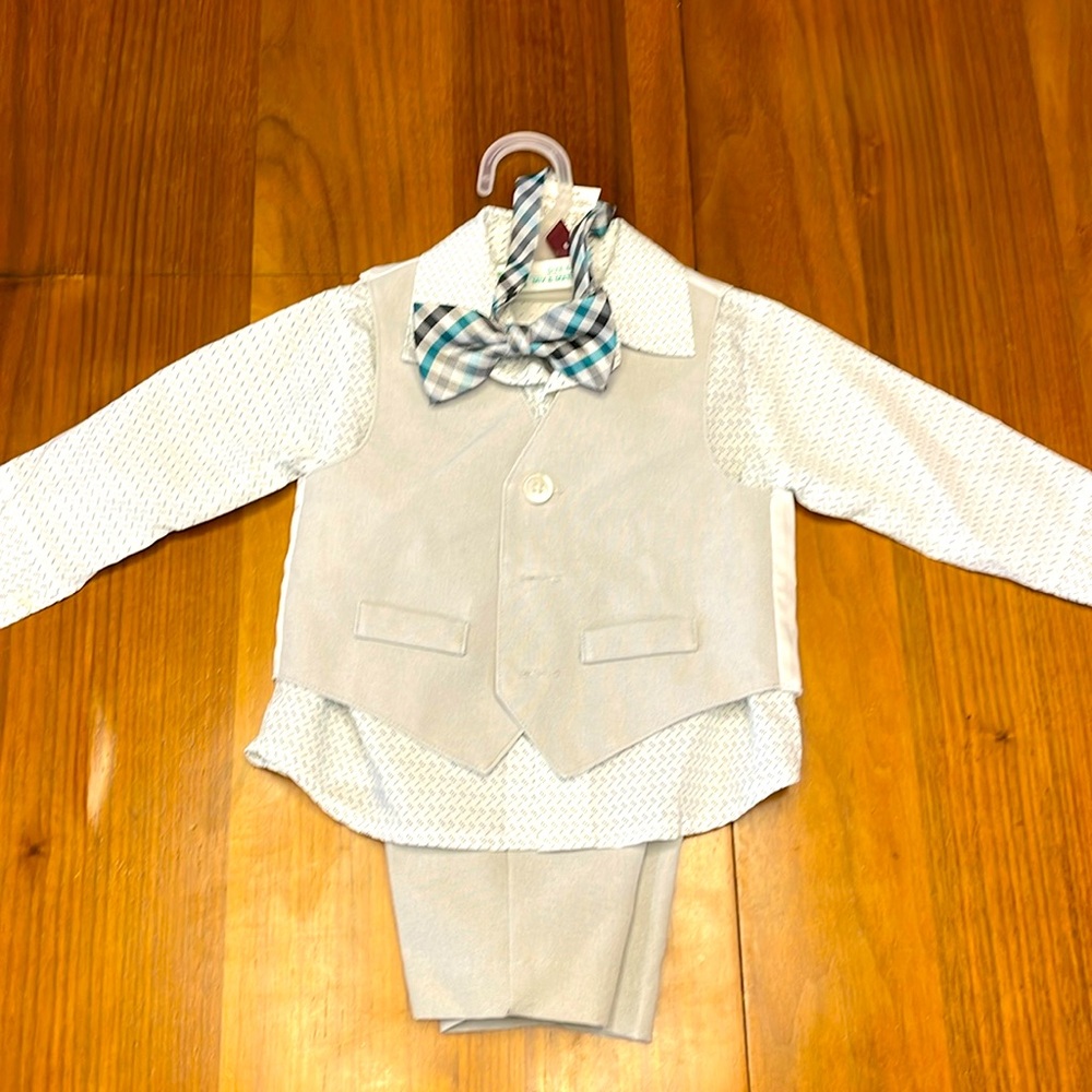Van Heusen  4 piece suit set size 3-6 months